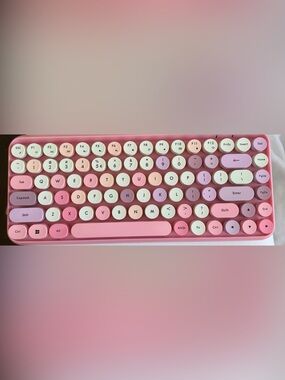 Wireless Pink Retro Round-Key Keyboard - Stylish Compact Design